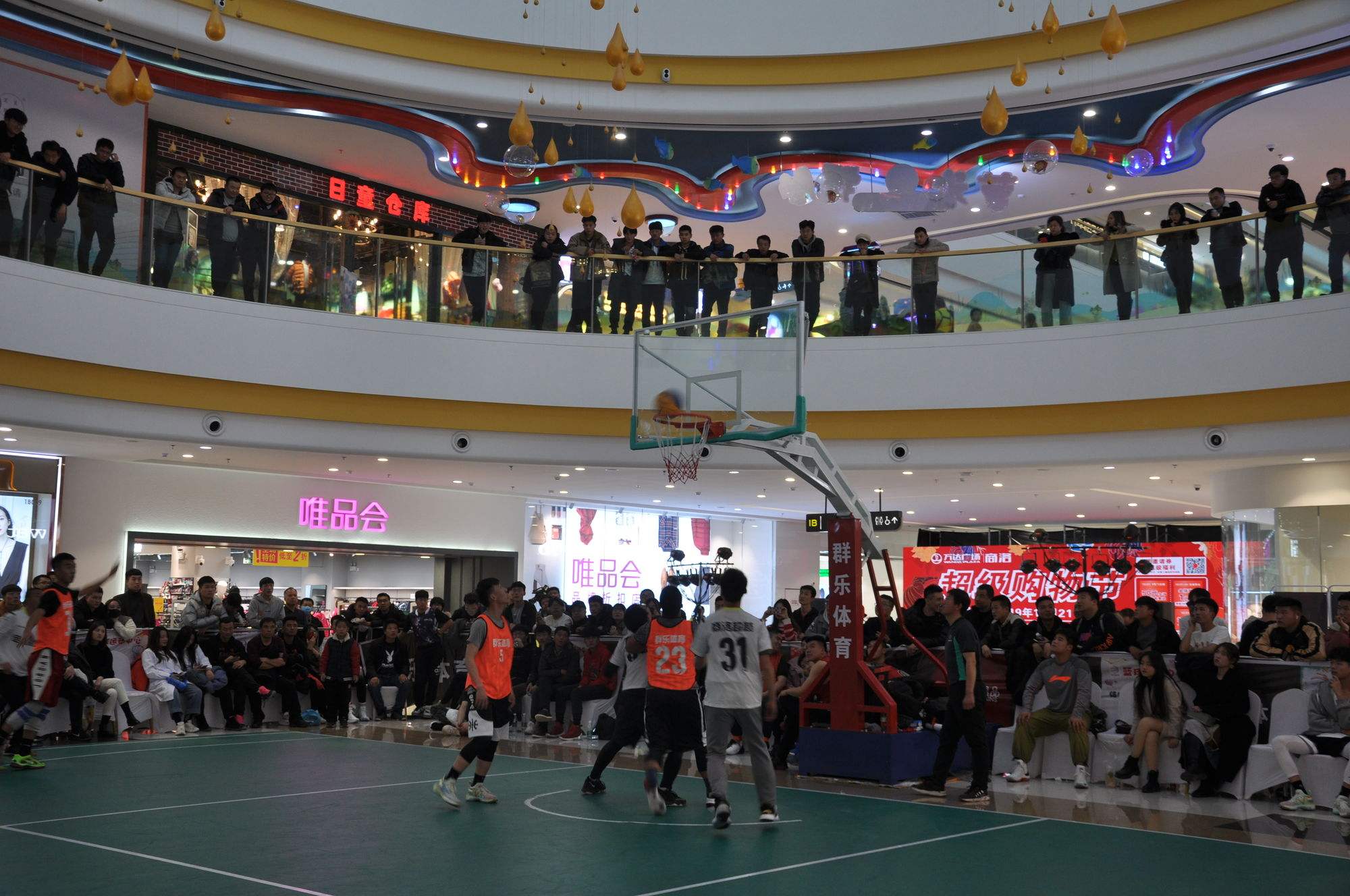 篮球赛事中现场气氛热烈火爆
